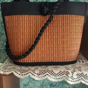 Straw shoulder hand bag.